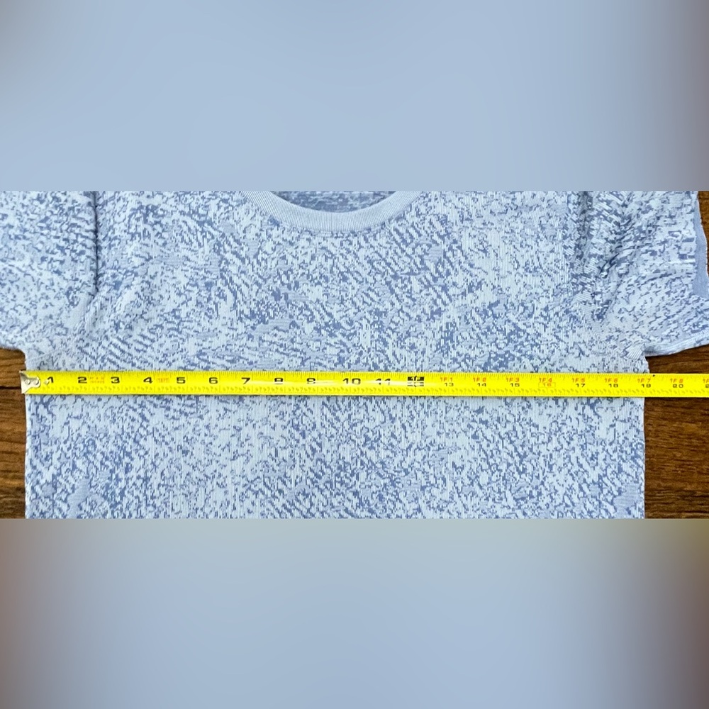 LIKE NEW Lululemon Short Sleeve Crew Top - Picture 3 of 4